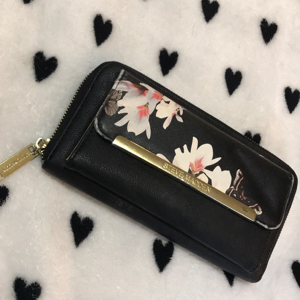 Steve Madden wallet! 🌟